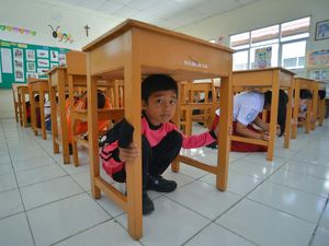 7 Tindakan Cepat dan Tepat yang Harus Dilakukan Saat Gempa Bumi Terjadi 7 Tindakan Cepat dan Tepat yang Harus Dilakukan Saat Gempa Bumi Terjadi