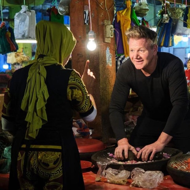 Foto momen saat Gordon Ramsay berada di pasar untuk memilih daging sapi yang akan dibuat rendang.