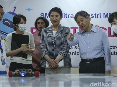 Potret Kaisar Jepang Kunjungi SMK di Cikarang