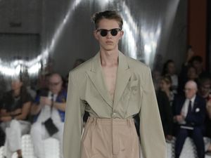 Inspirasi Kebebasan Tubuh di Catwalk Prada, Cairan Lengket Jatuh dari Atap Inspirasi Kebebasan Tubuh di Catwalk Prada, Cairan Lengket Jatuh dari Atap