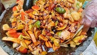 Rujak Bang Shultan yang Bikin Rela Antre 1 Jam, Kuahnya Pakai Kecombrang