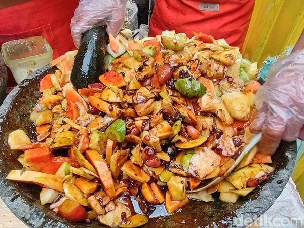 Rujak Bang Shultan yang Bikin Rela Antre 1 Jam, Kuahnya Pakai Kecombrang