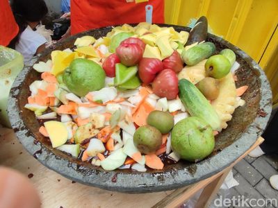 Antre 4 Jam! Rujak Viral Pakai Lobi-lobi dan Markisa Kampung
