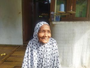 Kisah Nenek Sumiah Sebatang Kara Tinggal di Rumah Tak Layak Huni