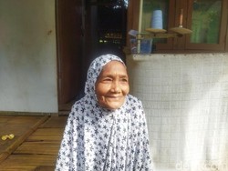 Kisah Nenek Sumiah Sebatang Kara Tinggal di Rumah Tak Layak Huni