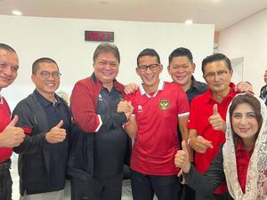 Sandiaga Salam Komando dengan Airlangga saat Nonton RI Vs Argentina Sandiaga Salam Komando dengan Airlangga saat Nonton RI Vs Argentina