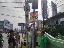 Jelang Kedatangan Kaisar Jepang, Satpol PP DIY Copoti Spanduk Liar