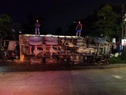 Dump Truk Muatan Tanah Terguling di Serang