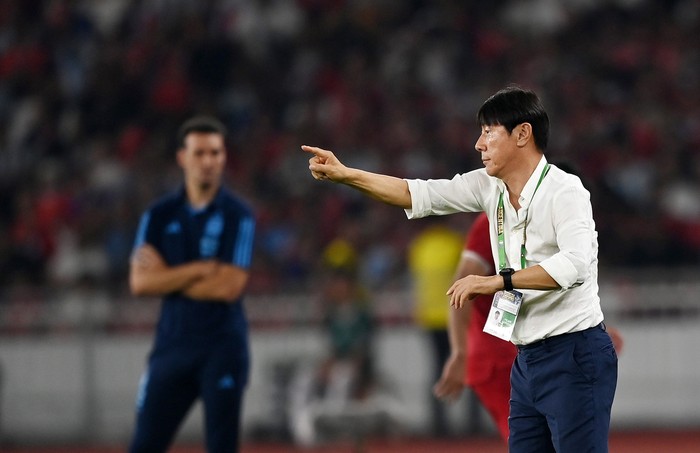 Pelatih Timnas Indonesia Shin Tae-yong (kanan) memberikan instruksi disaksikan pelatih Timnas Argentina Lionel Scaloni (kiri) saat laga persahabatan FIFA Matchday di Stadion Utama Gelora Bung Karno, Jakarta, Senin (19/6/2023). TImnas Indonesia harus mengakui keunggulan Timnas Argentina dengan skor 0-2. ANTARA FOTO/Akbar Nugroho Gumay/tom.