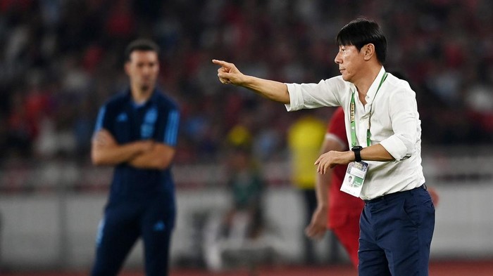 Pelatih Timnas Indonesia Shin Tae-yong (kanan) memberikan instruksi disaksikan pelatih Timnas Argentina Lionel Scaloni (kiri) saat laga persahabatan FIFA Matchday di Stadion Utama Gelora Bung Karno, Jakarta, Senin (19/6/2023). TImnas Indonesia harus mengakui keunggulan Timnas Argentina dengan skor 0-2. ANTARA FOTO/Akbar Nugroho Gumay/tom.