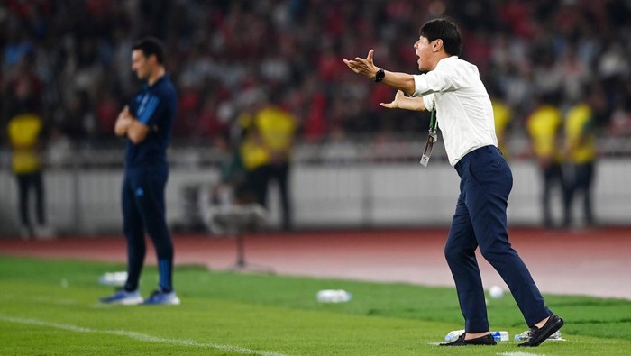 Pelatih Timnas Indonesia Shin Tae-yong (kanan) memberikan instruksi saat laga persahabatan FIFA Matchday di Stadion Utama Gelora Bung Karno, Jakarta, Senin (19/6/2023). TImnas Indonesia harus mengakui keunggulan Timnas Argentina dengan skor 0-2. ANTARA FOTO/Akbar Nugroho Gumay/tom.