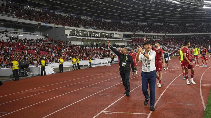 Pelatih Timnas Indonesia Shin Tae-yong bersama Pesepak bola Timnas Indonesia menyapa suproter usai pertandingan FIFA Matchday di Stadion Utama Gelora Bung Karno, Jakarta, Senin (19/6/2023). Timnas Indonesia kalah dari timnas Argentina dengan skor 0-2. ANTARA FOTO/Galih Pradipta/tom.