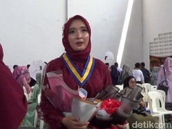 Anak Penjual Sayur di Lamongan Raih Prestasi Lulusan Terbaik Sekolah