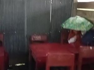 SD yang Viral Siswanya Pakai Payung Akhirnya Diperbaiki Pekan Depan SD yang Viral Siswanya Pakai Payung Akhirnya Diperbaiki Pekan Depan