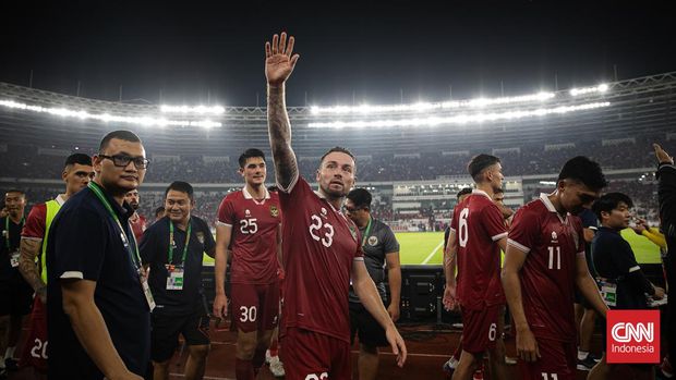 Timnas Indonesia vs timnas Argentina Pesepak bola Timnas Indonesia menyapa suporter usai pertandingan FIFA Matchday di Stadion Utama Gelora Bung Karno, Jakarta, Senin (19/6/2023). Timnas Indonesia kalah dari timnas Argentina dengan skor 0-2.