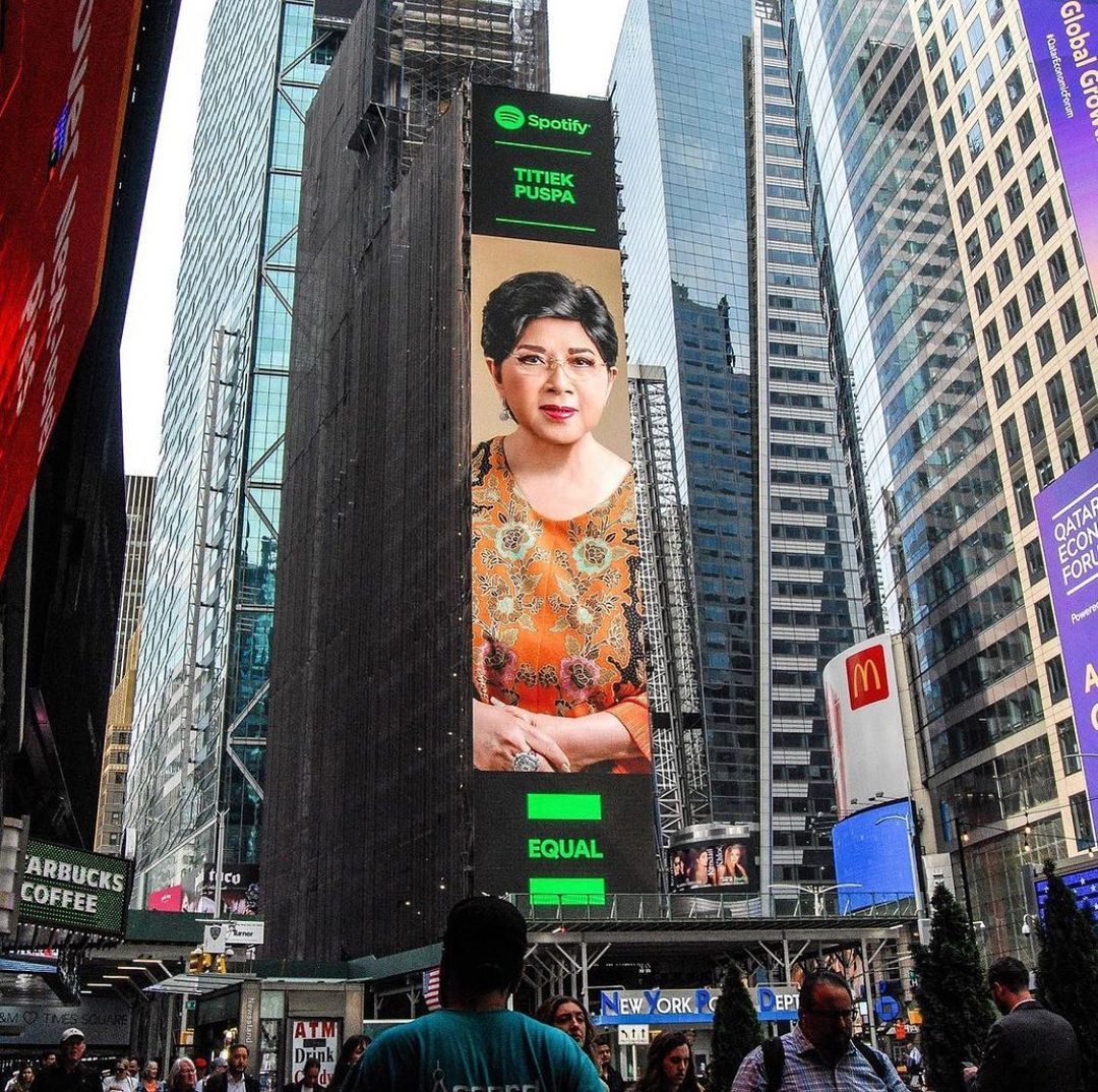 Titiek Puspa di Times Square New York