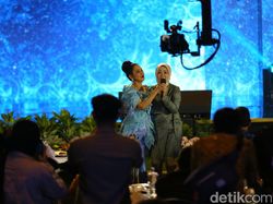 Duet Syahdu Atalia dan Vina Panduwinata di detikJabar Awards