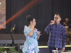 Momen Vina Panduwinata Ajak Bima Arya Duet di detikJabar Awards
