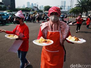 Aksi Jala PRT Bagi-bagi Nasgor di Depan DPR, Desak Pengesahan RUU