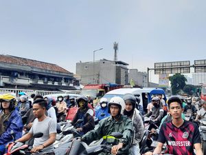 Jalan Basuki Rachmat Macet gegara Kebakaran Bengkel di Jatinegara Jalan Basuki Rachmat Macet gegara Kebakaran Bengkel di Jatinegara
