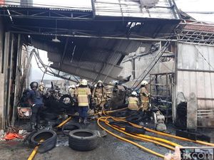 Bengkel Ban di Jatinegara Jaktim Terbakar Gara-gara Bocah Main Korek