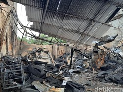 Kebakaran Bengkel Ban di Jatinegara, Mobil Pikap-3 Motor Ikut Terbakar