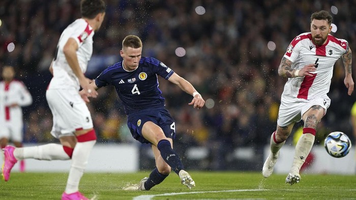 Scotlands Scott McTominay, center, has a shot at goal during the Euro 2024 Qualifying Group A soccer match between Scotland and Georgia at Hampden Park, Glasgow, Scotland, Tuesday, June 20, 2023. (Andrew Milligan/PA via AP)