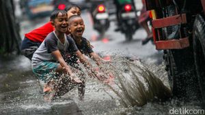 Byur! Bocah Main Ciprat-cipratan di Genangan Jalan Ciputat
