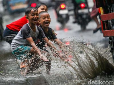 Byur! Bocah Main Ciprat-cipratan di Genangan Jalan Ciputat