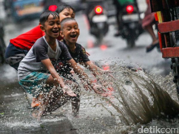 Byur! Bocah Main Ciprat-cipratan di Genangan Jalan Ciputat
