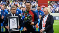 Cristiano Ronaldo menorehkan sejarah baru. Ronaldo tampil sebagai starter saat Timnas Portugal menghadapi Islandia pada laga kualifikasi Piala Eropa 2024. Duel berlangsung di Laugardalsvollur, Rabu (21/6/2023) dini hari WIB. Ada penghargaan khusus yang diberikan kepada Ronaldo jelang kick-off. Kapten Portugal itu mendapat piagam penghargaan dari Guinness Book of World Records. AFP/Halldor Kolbeins  