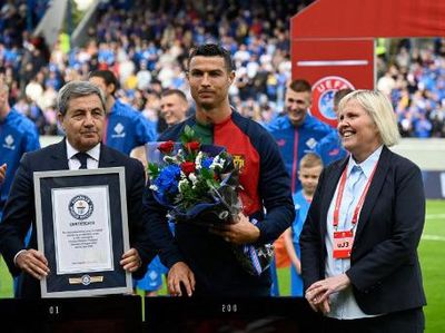 Gaya Ronaldo Saat Terima Penghargaan Guinness World Record