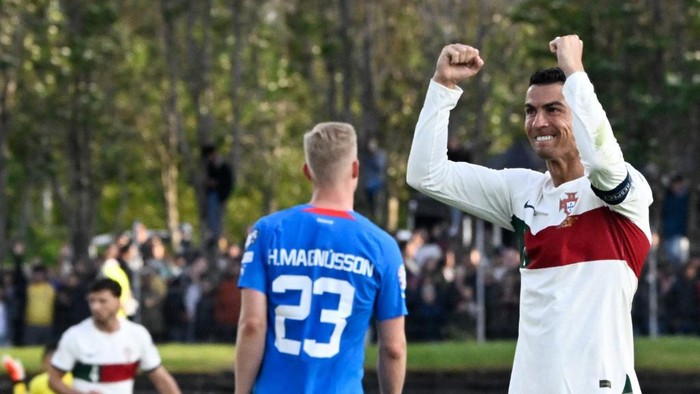 Portugals forward Cristiano Ronaldo (R) celebrates scoring the 0-1 goal during the UEFA Euro 2024 group J qualification football match between Iceland and Portugal in Reykjavik on June 20, 2023. (Photo by Halldor KOLBEINS / AFP)