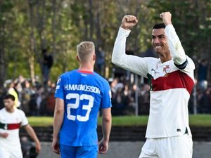 Detik-detik Girangnya Ronaldo Dikasih Gol di Laga ke-200 Detik-detik Girangnya Ronaldo Dikasih Gol di Laga ke-200