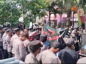 Jawaban Bank di Lamongan Usai Didemo Dosen Unisla Buntut Gaji Belum Dibayar Jawaban Bank di Lamongan Usai Didemo Dosen Unisla Buntut Gaji Belum Dibayar