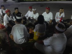 Sejoli Remaja Panjat Patung GWS Ikuti Upacara Permohonan Maaf