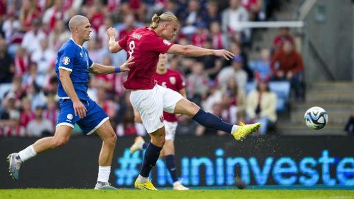 Norways forward Erling Braut Haaland (R) shoots during the UEFA Euro 2024 group A qualification football match between Norway and Cyprus in Oslo on June 20, 2023. (Photo by Fredrik Varfjell / NTB / AFP) / Norway OUT