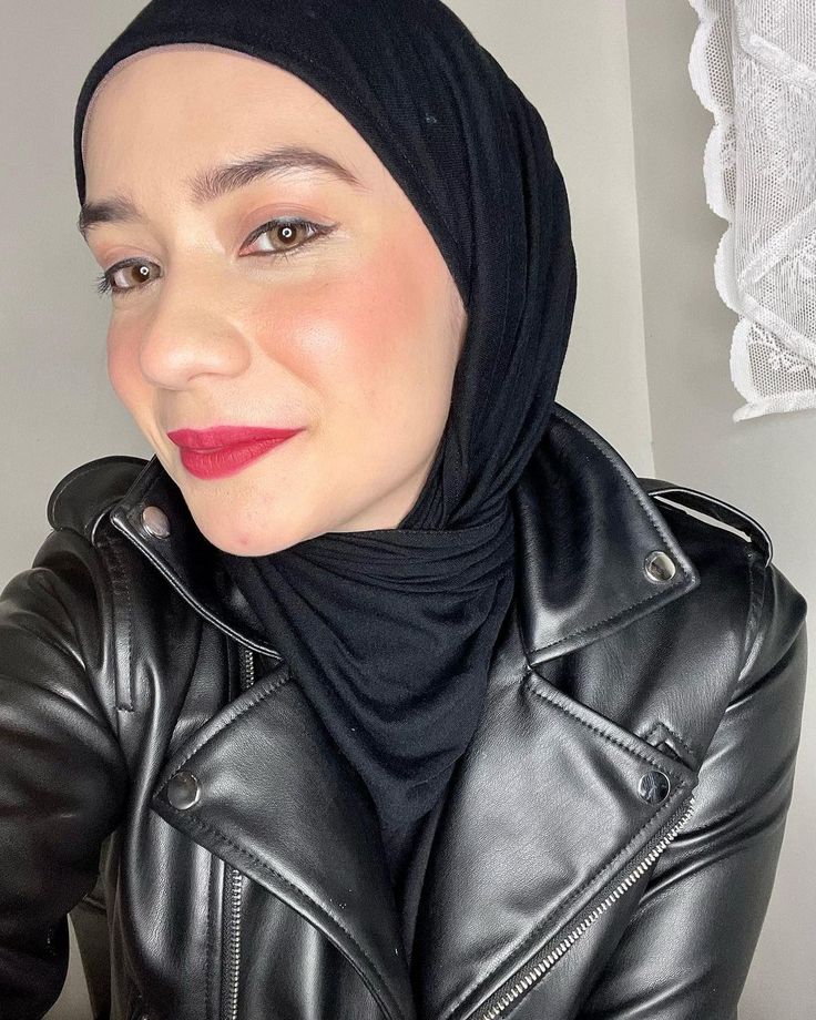 Gaya hijab Putri Anne raih simpati dari warganet di media sosial. Gaya hijab Putri Anne raih simpati dari warganet di media sosial.Dok. Instagram @anneofficial1990.