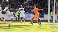 Ronaldo berhasil mencetak gol di menit ke-88 untuk membawa Portugal memimpin 1-0. Gol itu sempat dianulir karena Inacio dianggap dalam posisi offside saat memberikan umpan ke Ronaldo, namun menjadi sah setelah ditinjau ulang lewat VAR. AP/Árni Torfason  