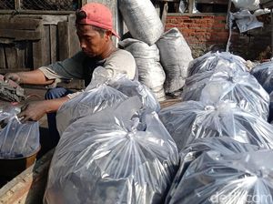 Jaja dan Asa Hidup dari Tumpukan Arang