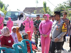 Polisi Salurkan Bantuan Air Bersih untuk Warga Tuban di Pegunungan