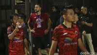 Striker yang membawa Persija juara pada 2018 tersebut hanya menonton Andritany dkk dari tribun. 