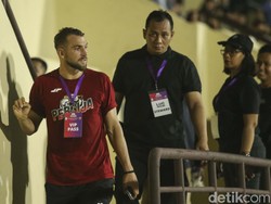 Usai babak pertama Simic nampak turun dan menonton pertandingan di samping lapangan.  