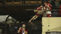 Suporter yang antusias meminta foto bersama. 
