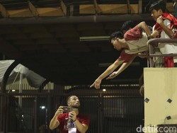 Suporter yang antusias meminta foto bersama. 