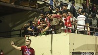 Striker Persija Jakarta Marko Simic berfoto bersama penonton di Stadion PTIK, Jakarta, Rabu (21/6/2023). 