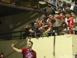 Striker Persija Jakarta Marko Simic berfoto bersama penonton di Stadion PTIK, Jakarta, Rabu (21/6/2023). 