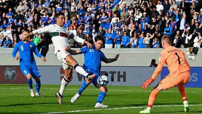 Portugals forward Cristiano Ronaldo (L) and Icelands midfielder Arnor Traustason vie for the ball during the UEFA Euro 2024 group J qualification football match between Iceland and Portugal in Reykjavik on June 20, 2023. (Photo by Halldor KOLBEINS / AFP)