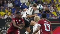 Jerman mendominasi penguasaan bola di awal-awal babak pertama. Namun, peluang nyata pertama justru didapat Kolombia. Hingga babak pertama usai kedua tim belum mampu mencetak gol.  