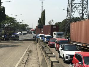 Sopir Truk Ngaku Terjebak Macet hingga 7 Jam Akibat Jembatan Marunda Amblas